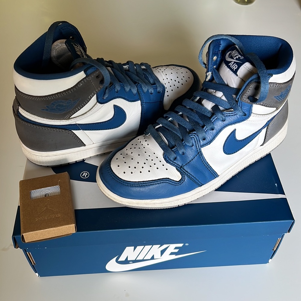 Lightly Worn Men's Air Jordan 1 Retro High OG Blue and Gray Size 7